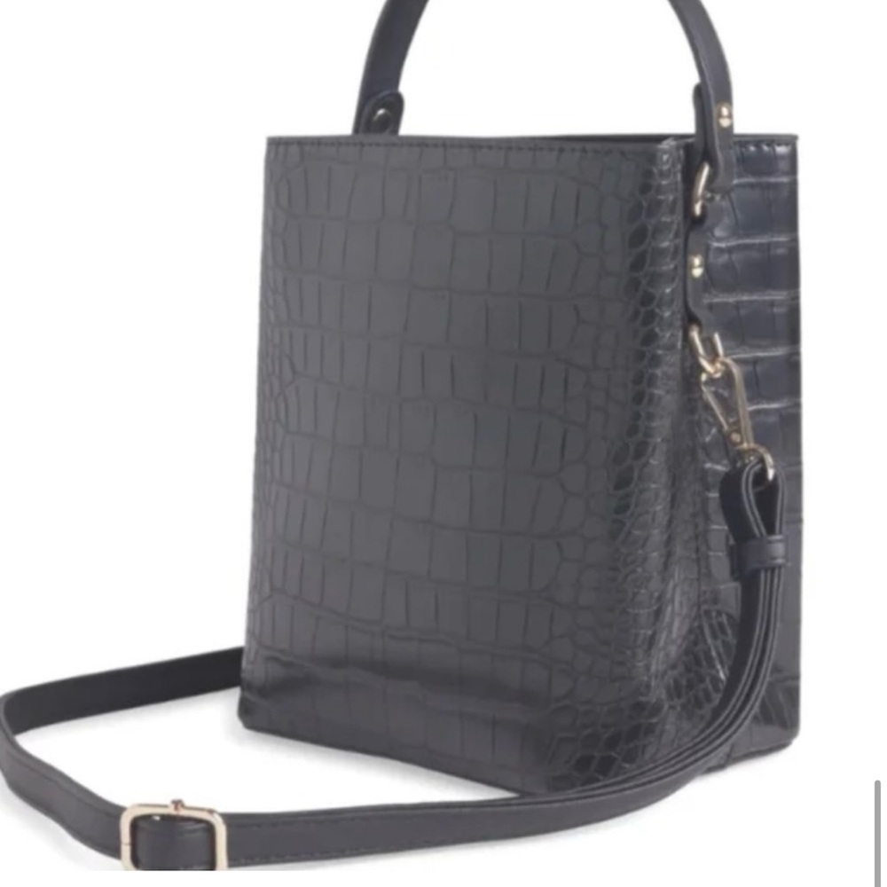 Elegant Black Croc-Embossed Crossbody Bag